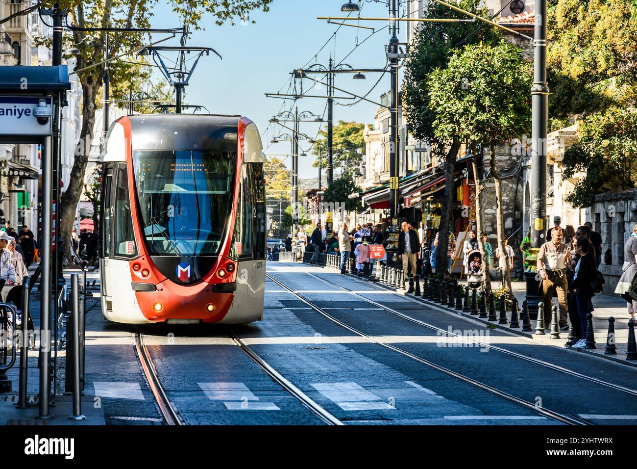 27/10/2024. Fatih, Istanbul, Turquie. Un tramway Alstom Citadis 304 sur la ligne T1 qui approche de Çemberlıtaş. Le tramway moderne, appelé la ligne T1, a été introduit à Istanbul en 1992, et est rapidement devenu populaire. Le tramway T1 a été progressivement agrandi depuis, la dernière extension ayant eu lieu en 2011. Photo : © Simon Grosset Banque D'Images