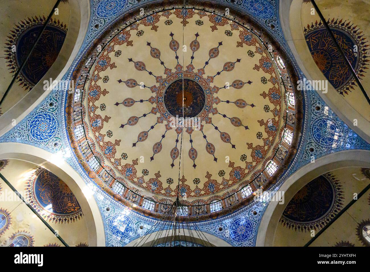 27/10/2024. Istanbul, Turquie. La mosquée Sokollu Mehmed Pacha, une mosquée ottomane du XVIe siècle dans le quartier de Kadırga dans le district de Fatih. Photo : © Simon Grosset Banque D'Images