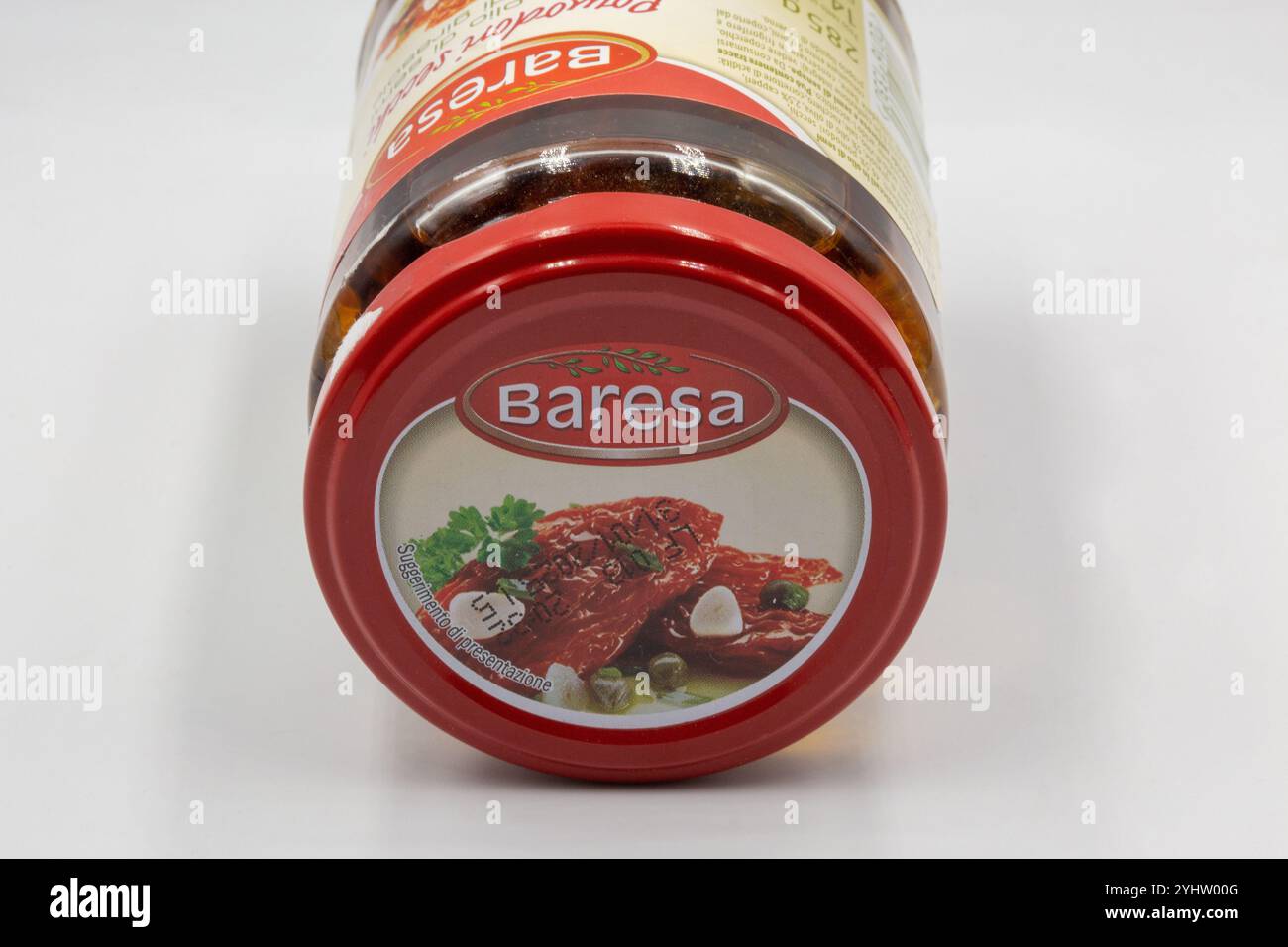 Kiev, Ukraine - 24 septembre 2022 : Studio Shoot de Lidl Baresa tomates séchées au soleil italiennes dans le couvercle de pot en verre d'huile de graines de tournesol closeup sur blanc. Banque D'Images