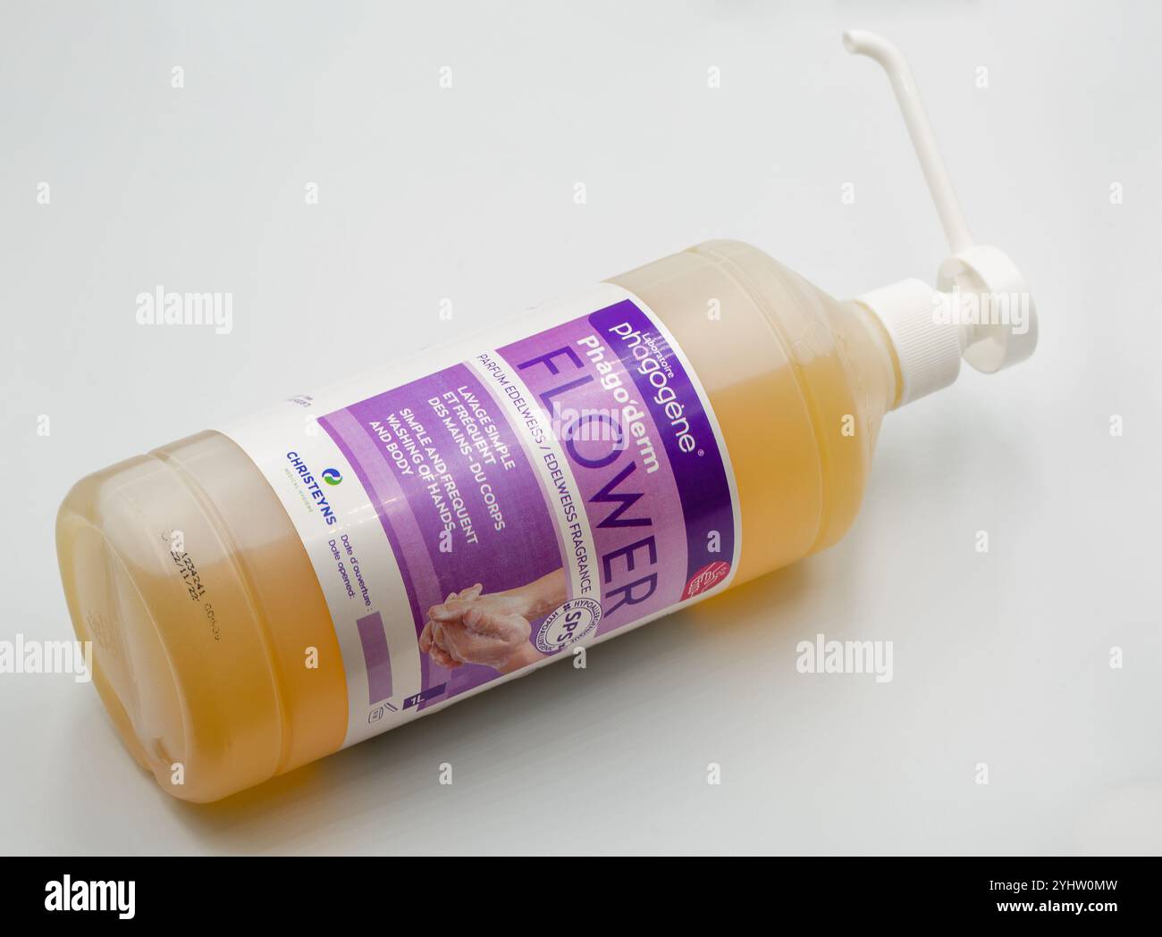 Kiev, Ukraine - 13 juillet 2024 : Studio Shoot de Phagogene laboratoire bouteille en plastique avec savon liquide fleur gros plan sur blanc. Banque D'Images