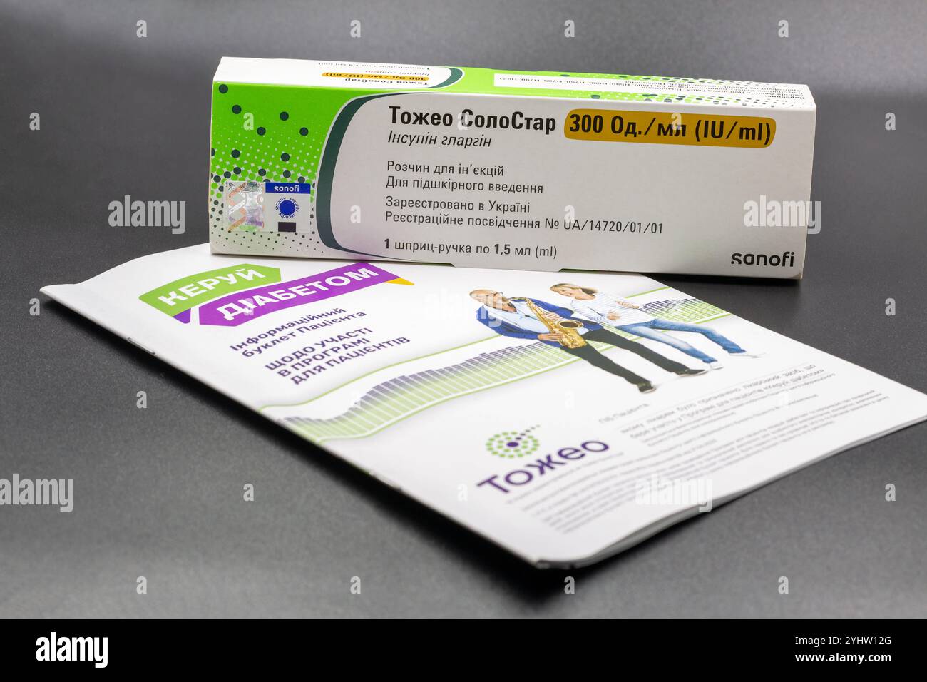 Kiev, Ukraine - 04 août 2024 : séance photo en studio de Sanofi Toujeo SoloStar Insulin glargine U-300 Pen injectable et brochures sur l'utilisation correcte Banque D'Images