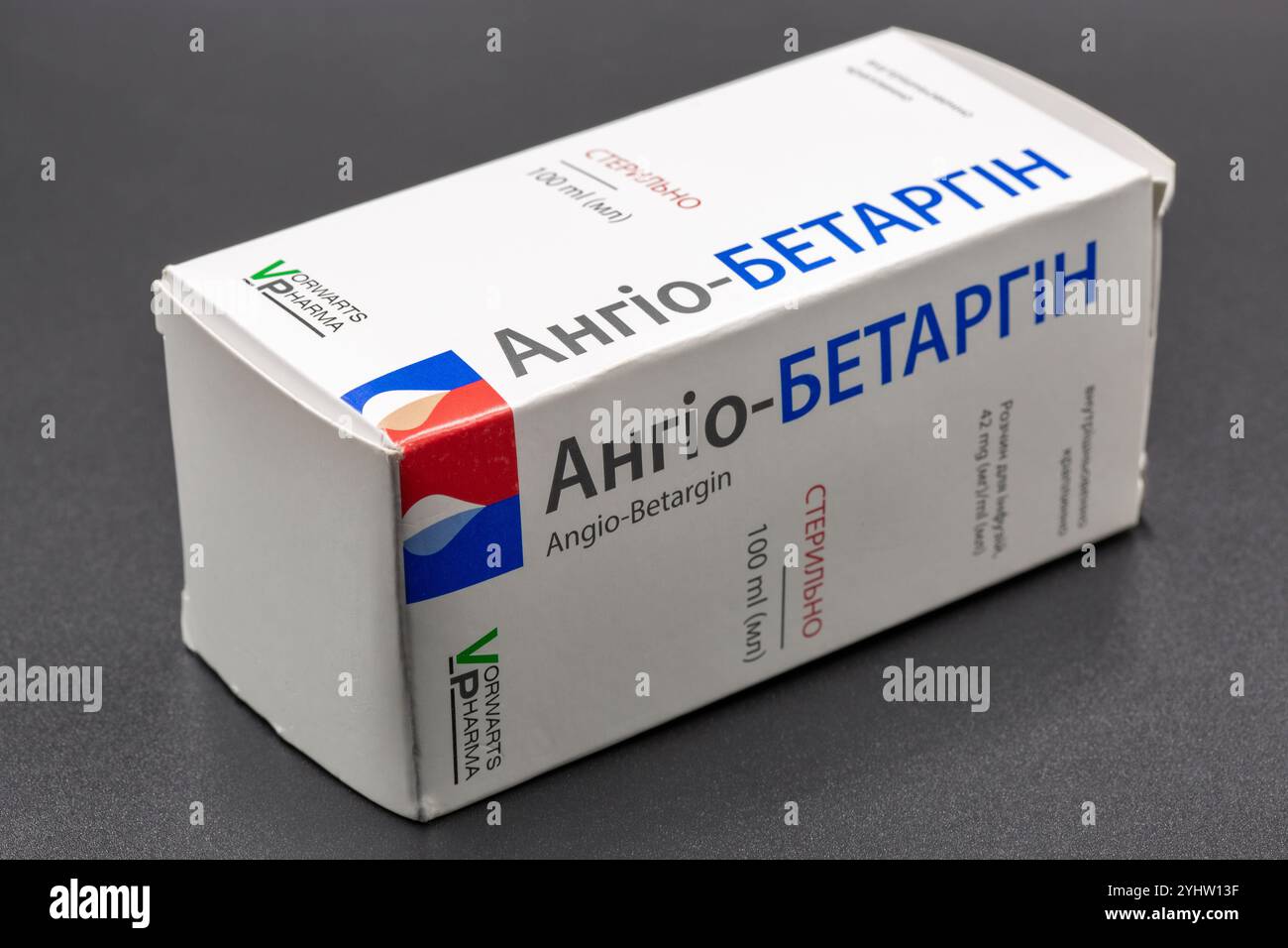Kiev, Ukraine - 06 août 2024 : Studio Shoot de Vorwarts Pharma Angio-Betargin solution pour injections paquet de médicaments gros plan sur noir. Banque D'Images