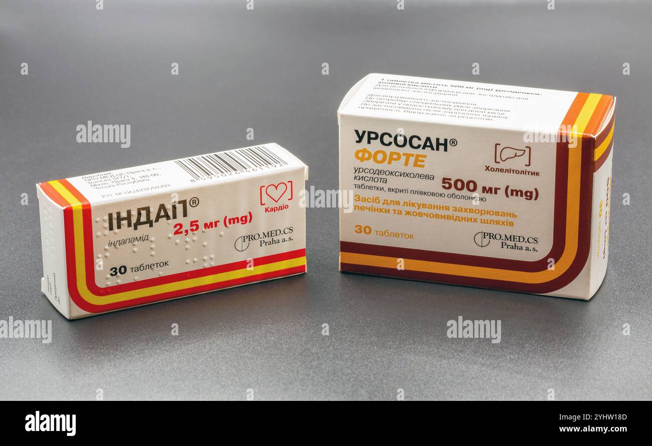 Kiev, Ukraine - 06 août 2024 : tournage en studio de Pro.Med.CS Praha a.s. la société pharmaceutique indapamide et ursodésoxycholique boîtes de médicaments en gros plan Banque D'Images