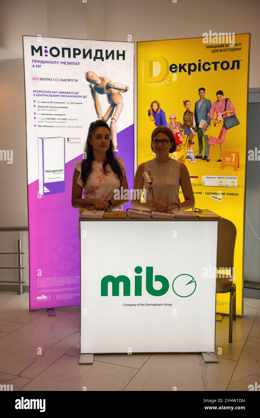 Lviv, Ukraine - 10 septembre 2024 : les présentateurs travaillent sur le stand de la société pharmaceutique MIBE à la Conférence internationale de neurologie XVI Neurosymposium en h. Banque D'Images