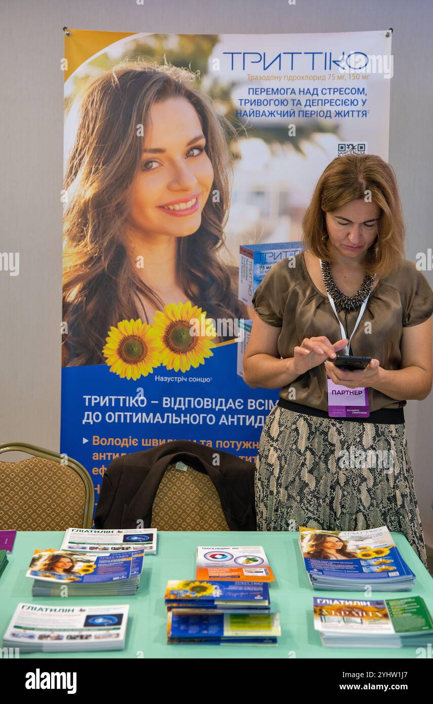 Lviv, Ukraine - 10 septembre 2024 : travail de présentateur sur le stand de la société pharmaceutique Angelini Pharma à la Conférence internationale de neurologie XVI Neurosymp Banque D'Images