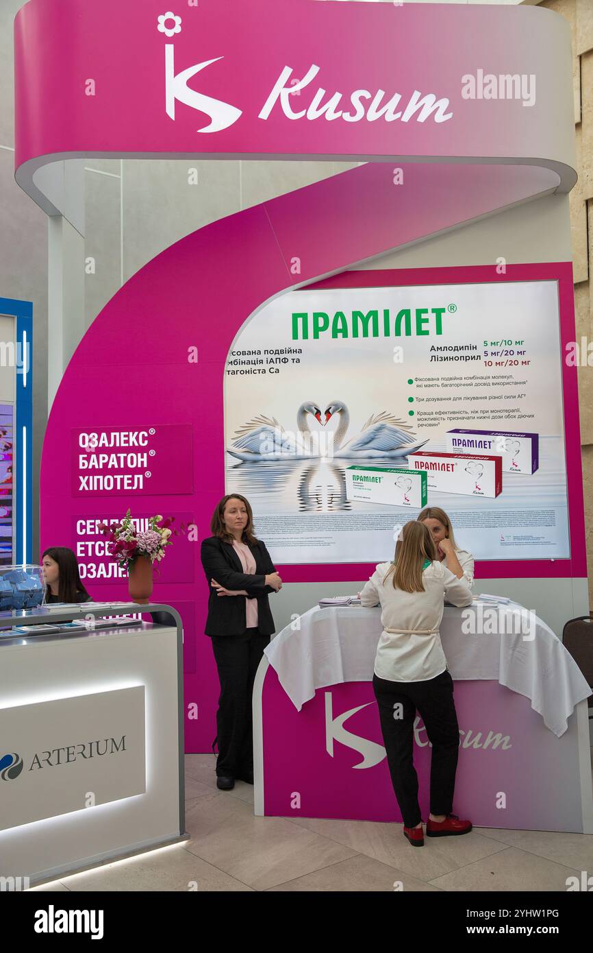 Kiev, Ukraine - 24 septembre 2024 : les gens visitent le stand de la société pharmaceutique Kusum au XXV Congrès National de Cardiologie à l'hôtel Rus. Banque D'Images