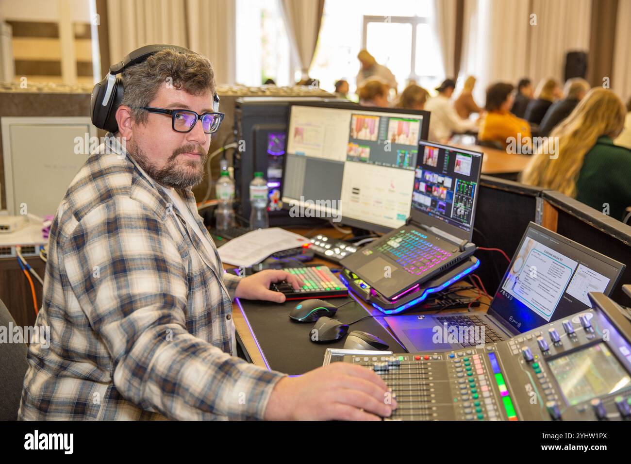 Kiev, Ukraine - 25 octobre 2024 : travail d'un réalisateur vidéo et ingénieur du son lors d'une conférence avec diffusion en ligne. Banque D'Images