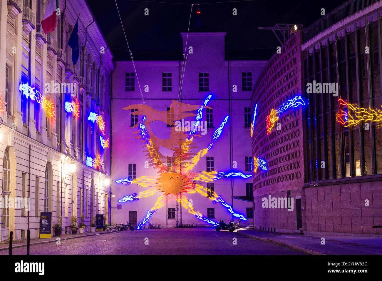 Lumières de Noël de Turin à côté du Teatro Regio. Il s'appelle Vento Solare par l'artiste Luigi Nervo. Banque D'Images