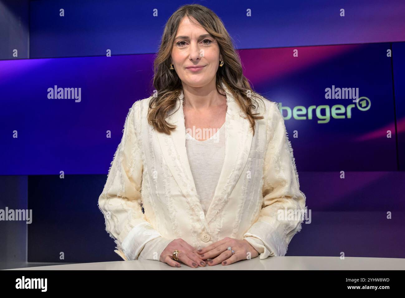 GER, Berlin, Studio, zu Gast BEI - maischberger, Polittalk, TV, format, mit Moderatorin - Sandra Maischberger, Das Erste, aus Adlershof - Am Studio 20, im Bild : Anja Kohl ARD Wirtschaft vor acht, 12.11.2024, *** GER, Berlin, Studio, zu Gast BEI maischberger, Polittalk, TV, format, mit Moderator Sandra Maischberger, Das Erste, aus Adlershof am Studio 20, im Bild Anja Kohl ARD Wirtschaft vor acht , 12 11 2024, Copyright : HMBxMedia/UwexKoch Banque D'Images