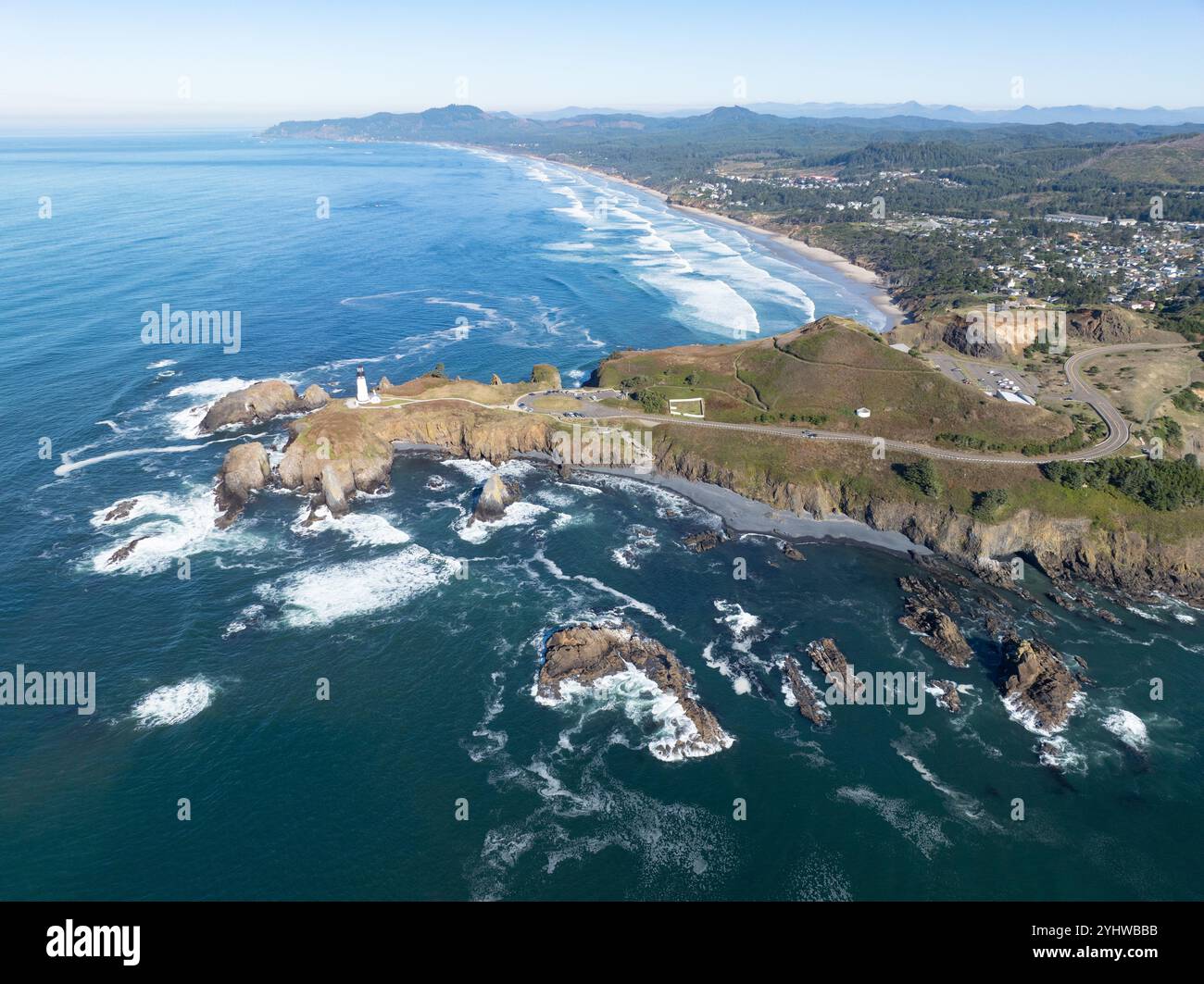 Le phare de Yaquina Head se dresse le long de la côte pittoresque et accidentée de Newport, Oregon. Ce beau phare de 93 pieds de haut a été construit en 1872. Banque D'Images
