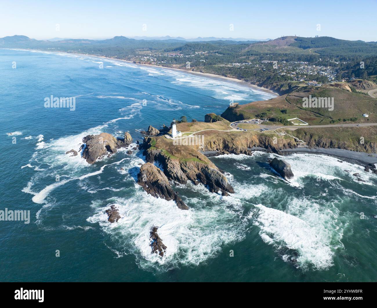 Le phare de Yaquina Head se dresse le long de la côte pittoresque et accidentée de Newport, Oregon. Ce beau phare de 93 pieds de haut a été construit en 1872. Banque D'Images