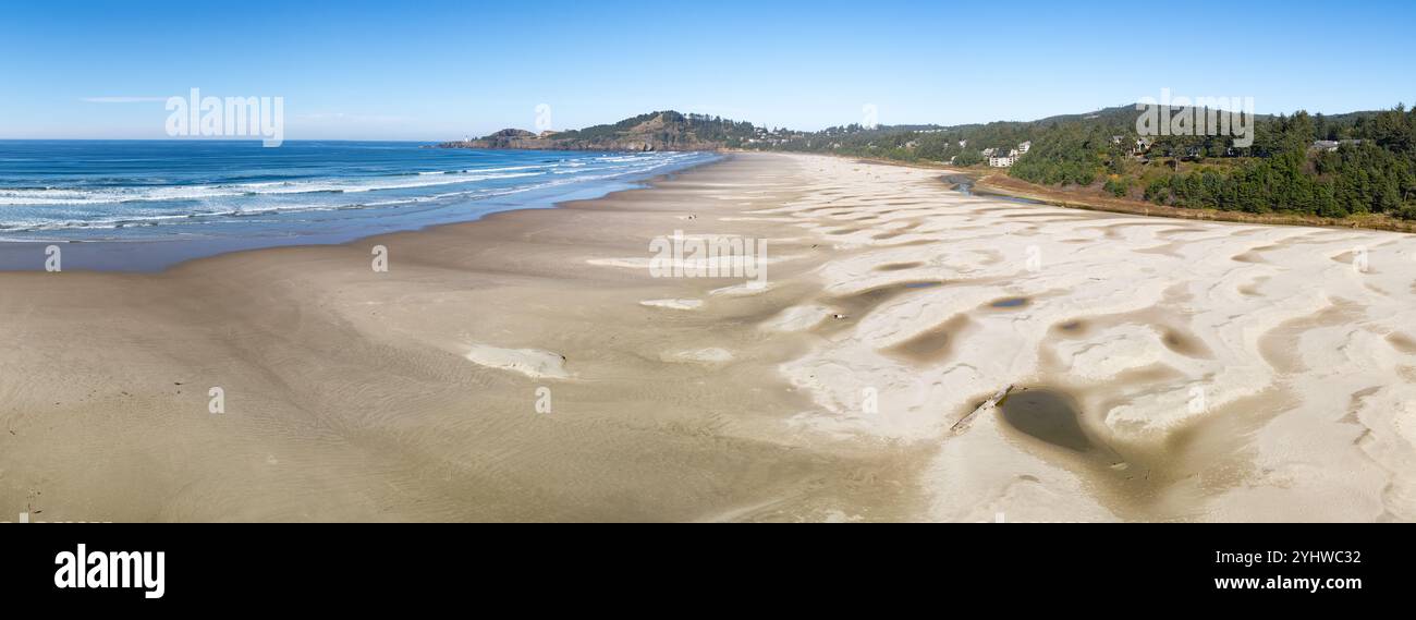 La lumière du soleil brille sur Agate Beach situé le long de l'Oregon Coast Highway dans la ville de Newport. La plage a une abondance d'agate colorée. Banque D'Images