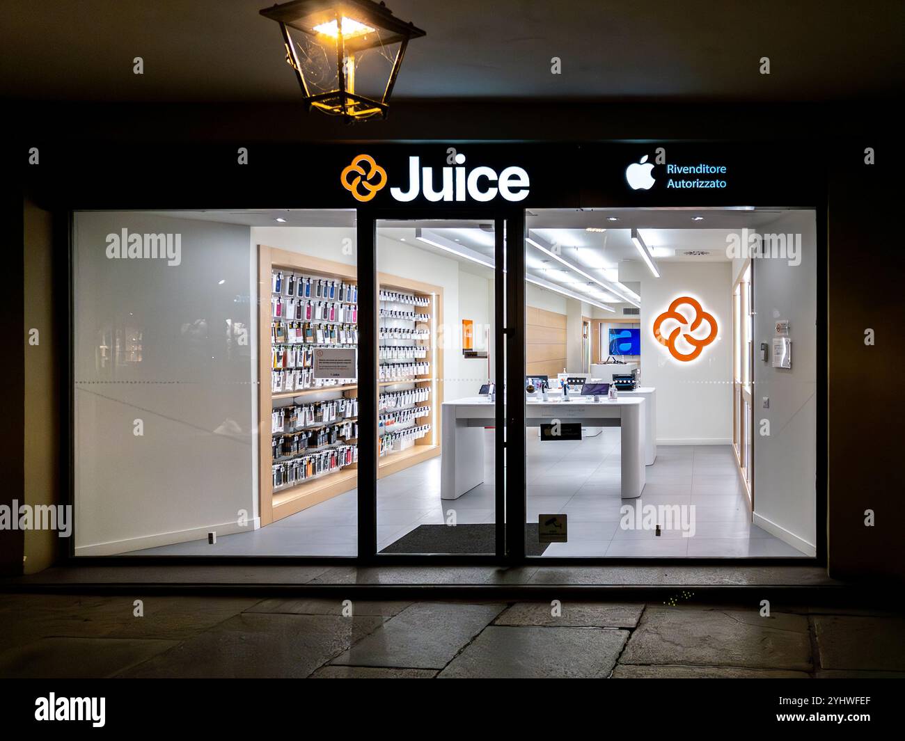 Cuneo, Italie - 12 novembre 2024 : magasin Juice Apple Premium revendeur à via roma en vision nocturne Banque D'Images