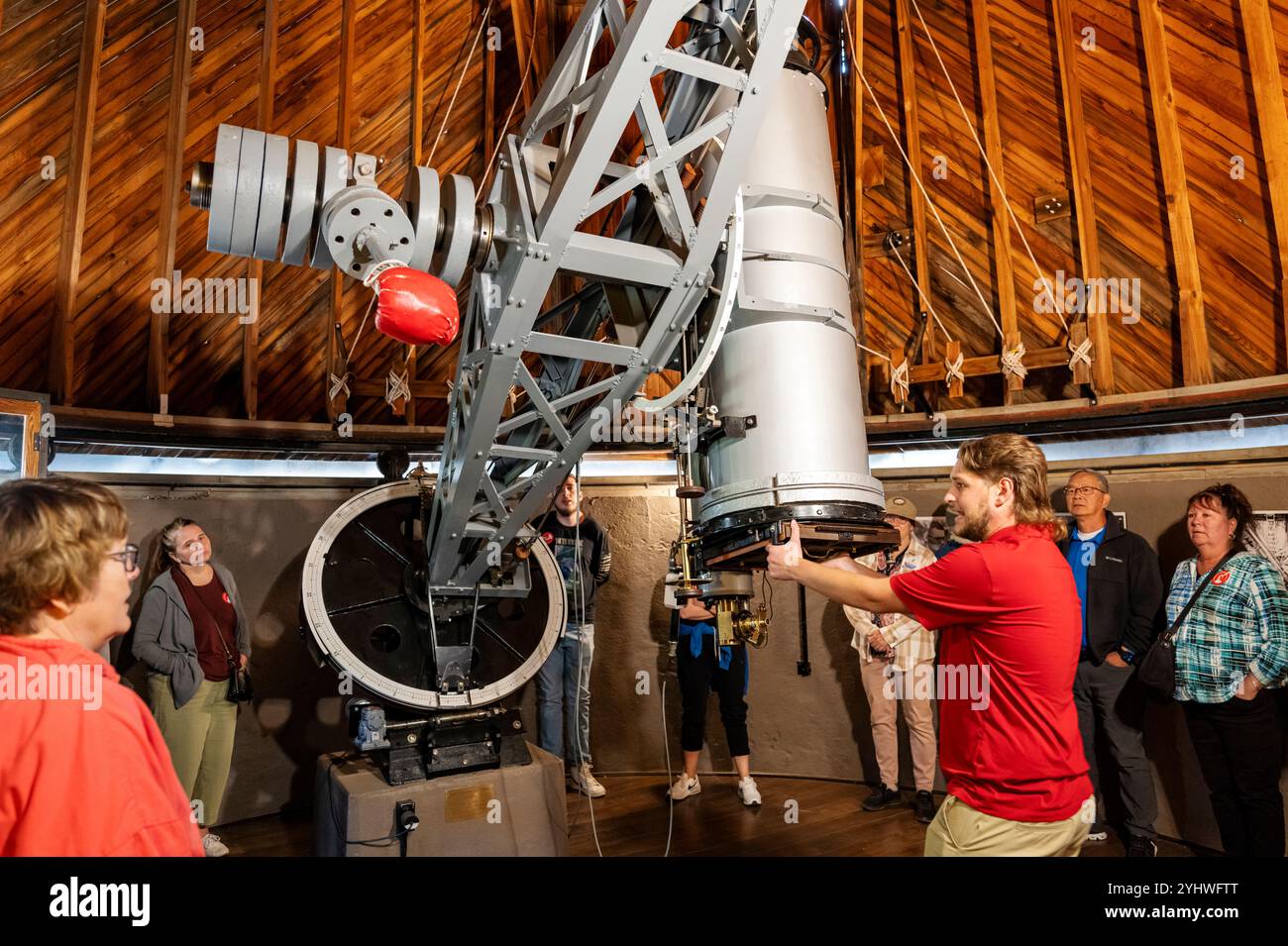 Guide touristique explique le Pluton Discovery Telescope aux visiteurs ; Lowell Observatory ; Flagstaff ; Arizona ; États-Unis Banque D'Images