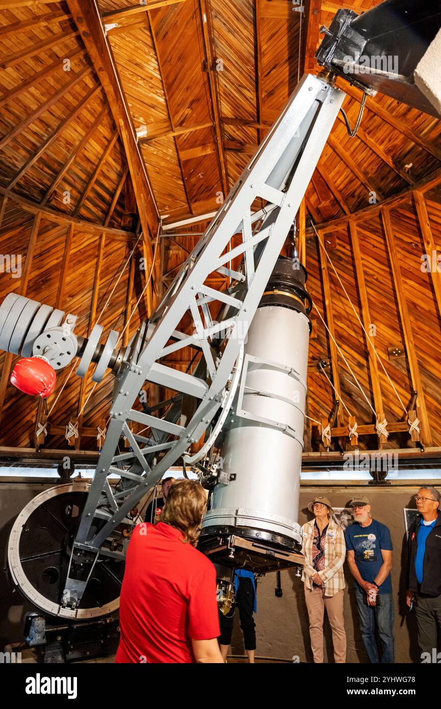 Guide touristique explique le Pluton Discovery Telescope aux visiteurs ; Lowell Observatory ; Flagstaff ; Arizona ; États-Unis Banque D'Images