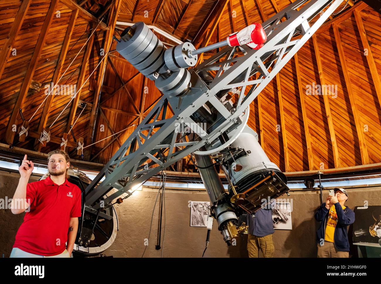 Guide touristique explique le Pluton Discovery Telescope aux visiteurs ; Lowell Observatory ; Flagstaff ; Arizona ; États-Unis Banque D'Images