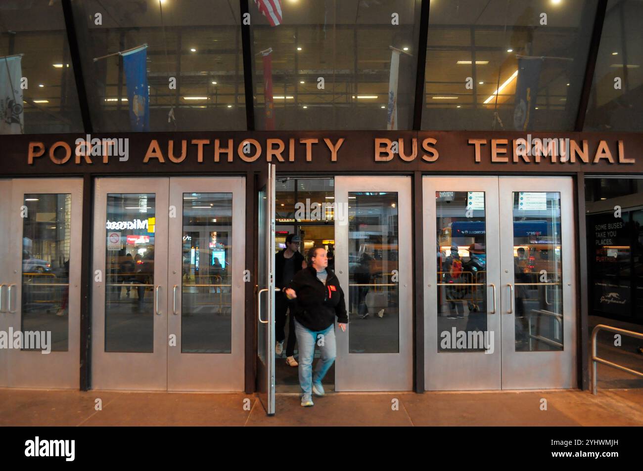 Le Port Authority bus terminal est vu à Manhattan, New York City. Banque D'Images