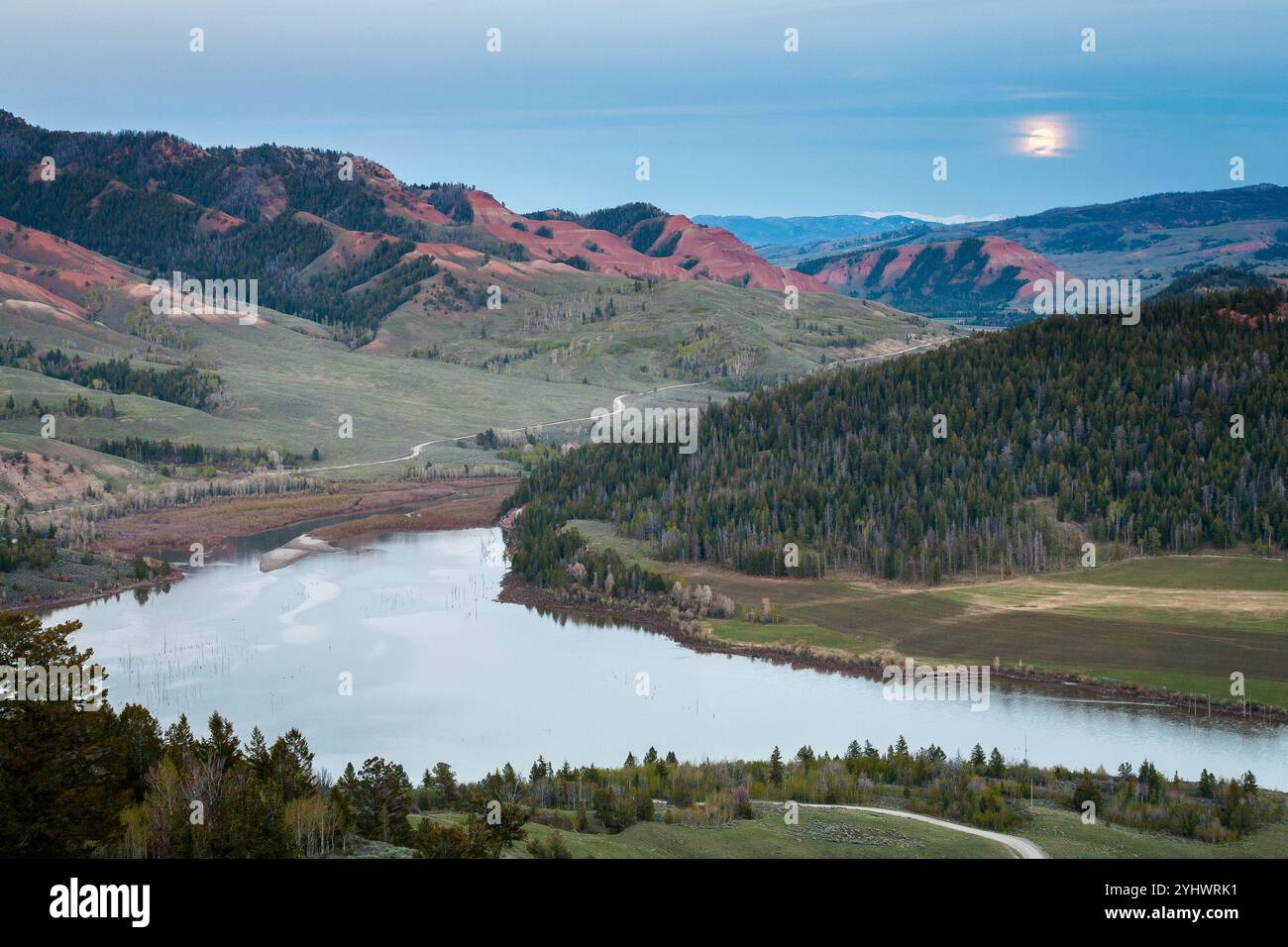 La pleine lune fleurie se lève au-dessus des Red Hills et des gros ventres Mountains dans la forêt nationale de Bridger-Teton, Wyoming. Banque D'Images