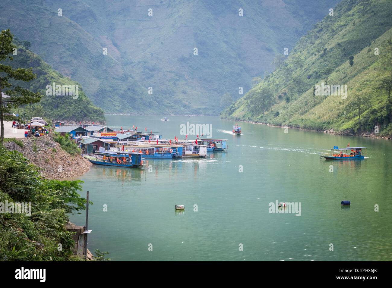 Bateaux touristiques sur la rivière Nho que dans la province de Ha Giang, au nord du Vietnam. La rivière serpente à travers les imposantes falaises de calcaire du Dong Van Karst Banque D'Images