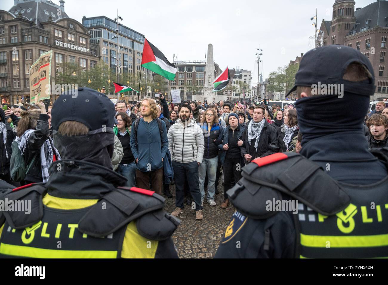 Amsterdam. Pays-Bas.10 novembre 2024.la protestation illégale pro-palestine a pris fin par la police sur la place Dam. Plus d'une centaine de manifestants ont été arrêtés. Banque D'Images