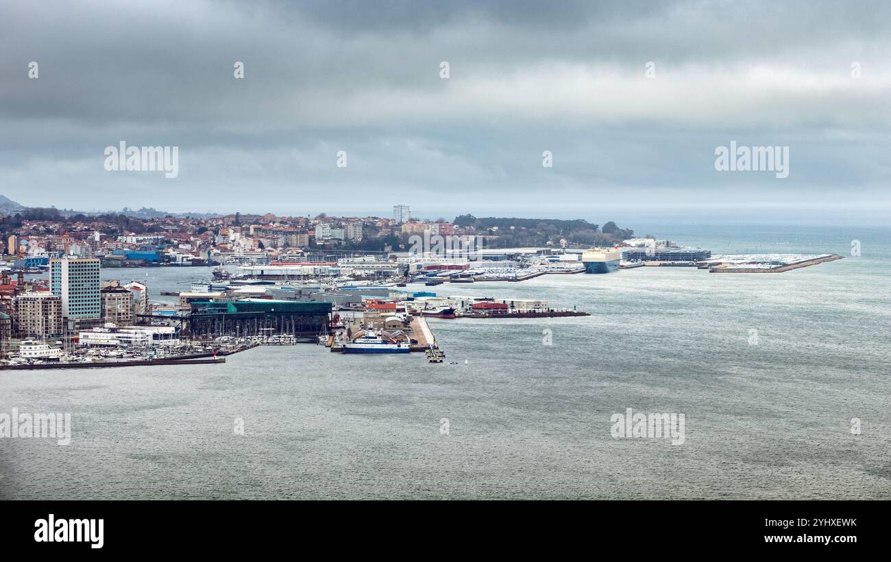 Vue panoramique sur le port de la ville de Vigo en Galice, Espagne, par un jour nuageux de décembre. Banque D'Images