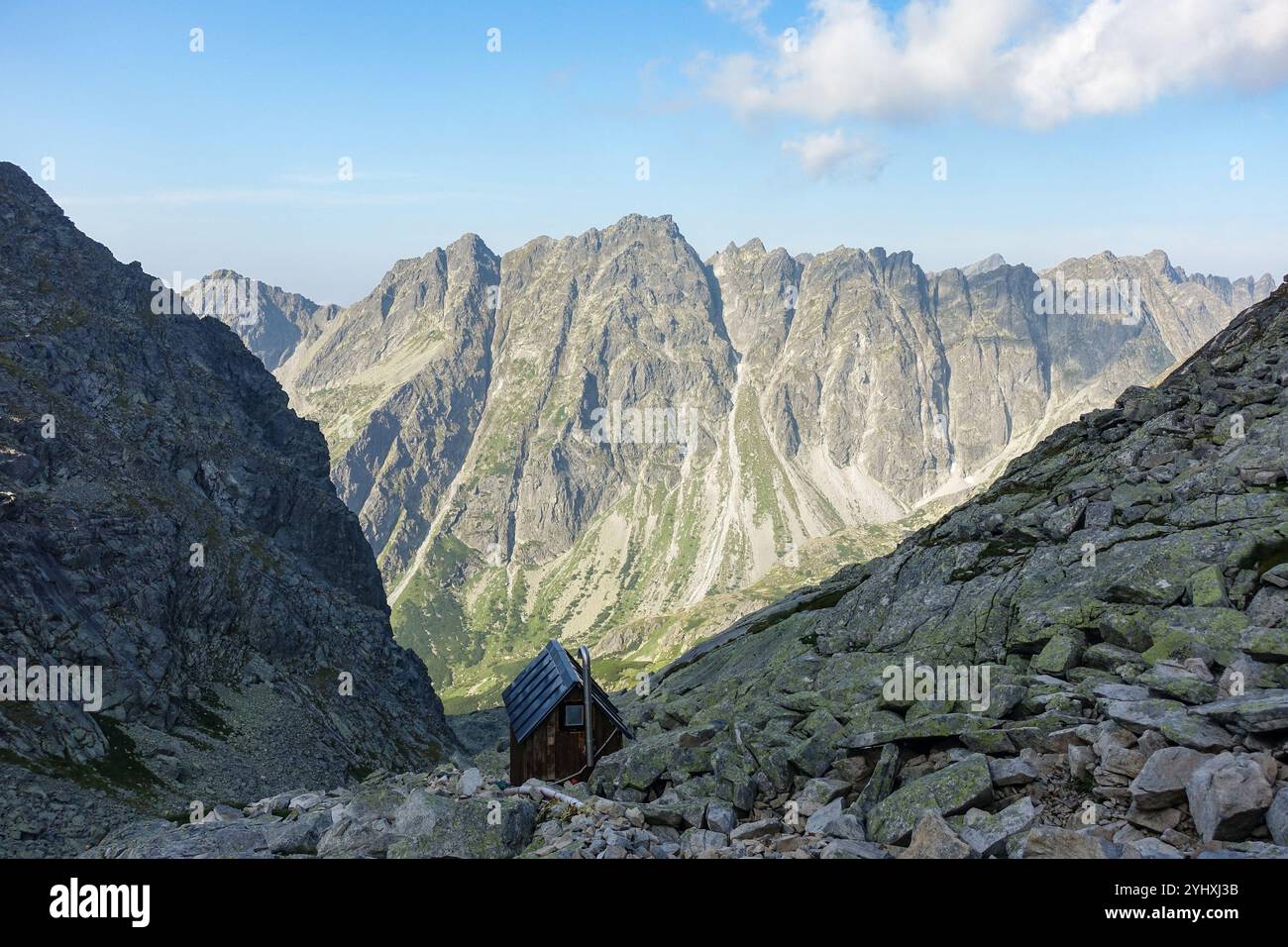 Cabine de toilette à distance sur le sentier de randonnée jusqu'au Mont Rysy, Hautes Tatras, Slovaquie Banque D'Images