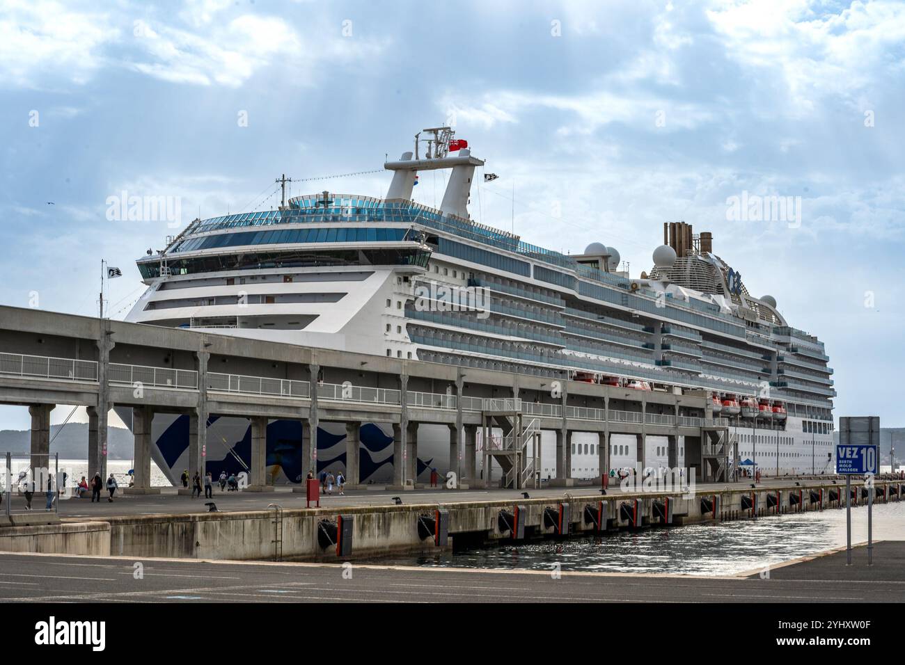 Zadar – HR – Oct 17, 2024 le navire de croisière MS Island Princess est amarré au port de croisière de Zadar, en Croatie, avec en toile de fond des installations portuaires modernes. Banque D'Images