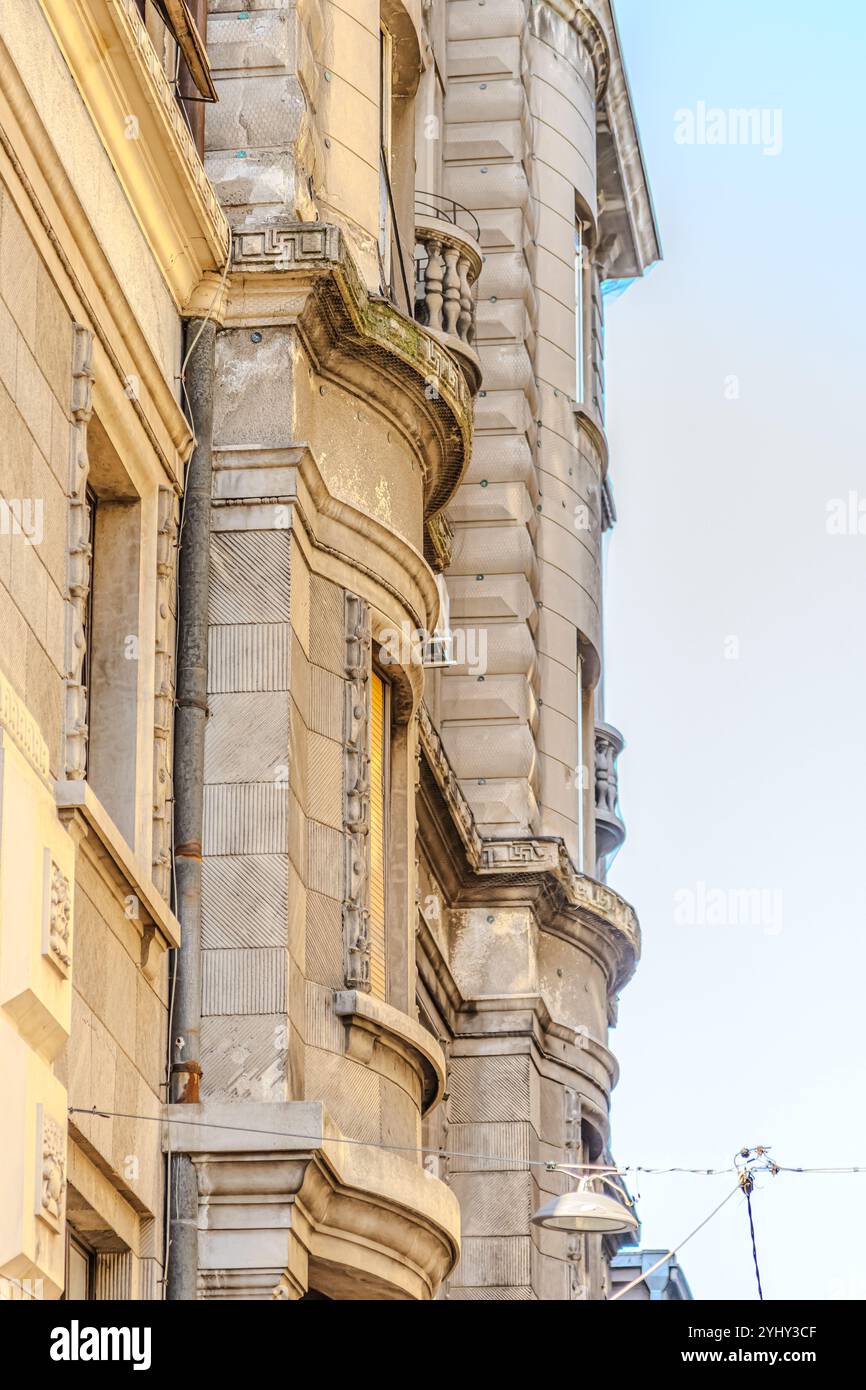 Élégant bâtiment d'angle avec une architecture classique contre un ciel bleu clair à Belgrade, Serbie. Parfait pour le design urbain, les voyages et le con historique Banque D'Images