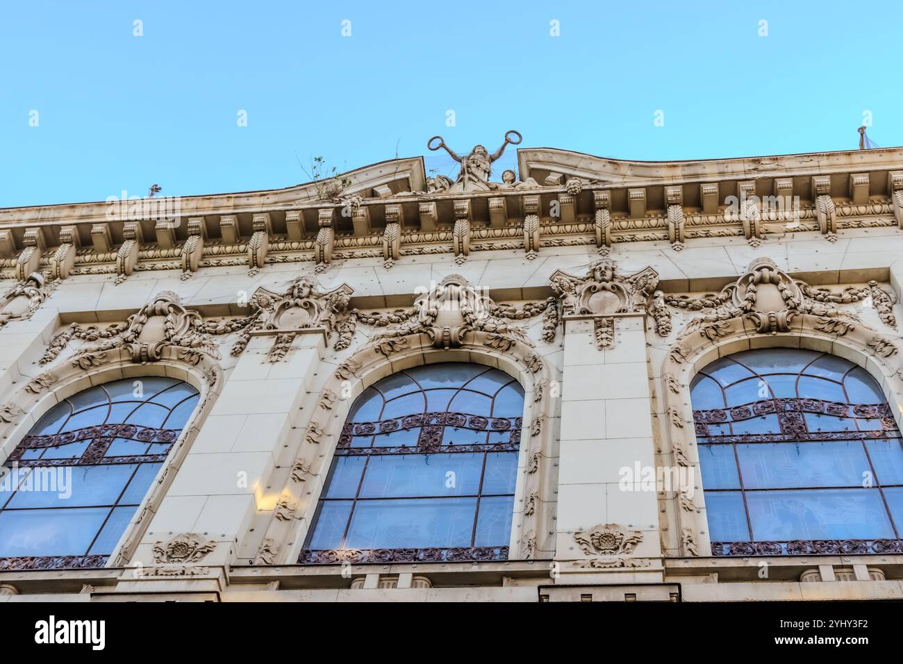 Élégant bâtiment d'angle avec une architecture classique contre un ciel bleu clair à Belgrade, Serbie. Parfait pour le design urbain, les voyages et le con historique Banque D'Images