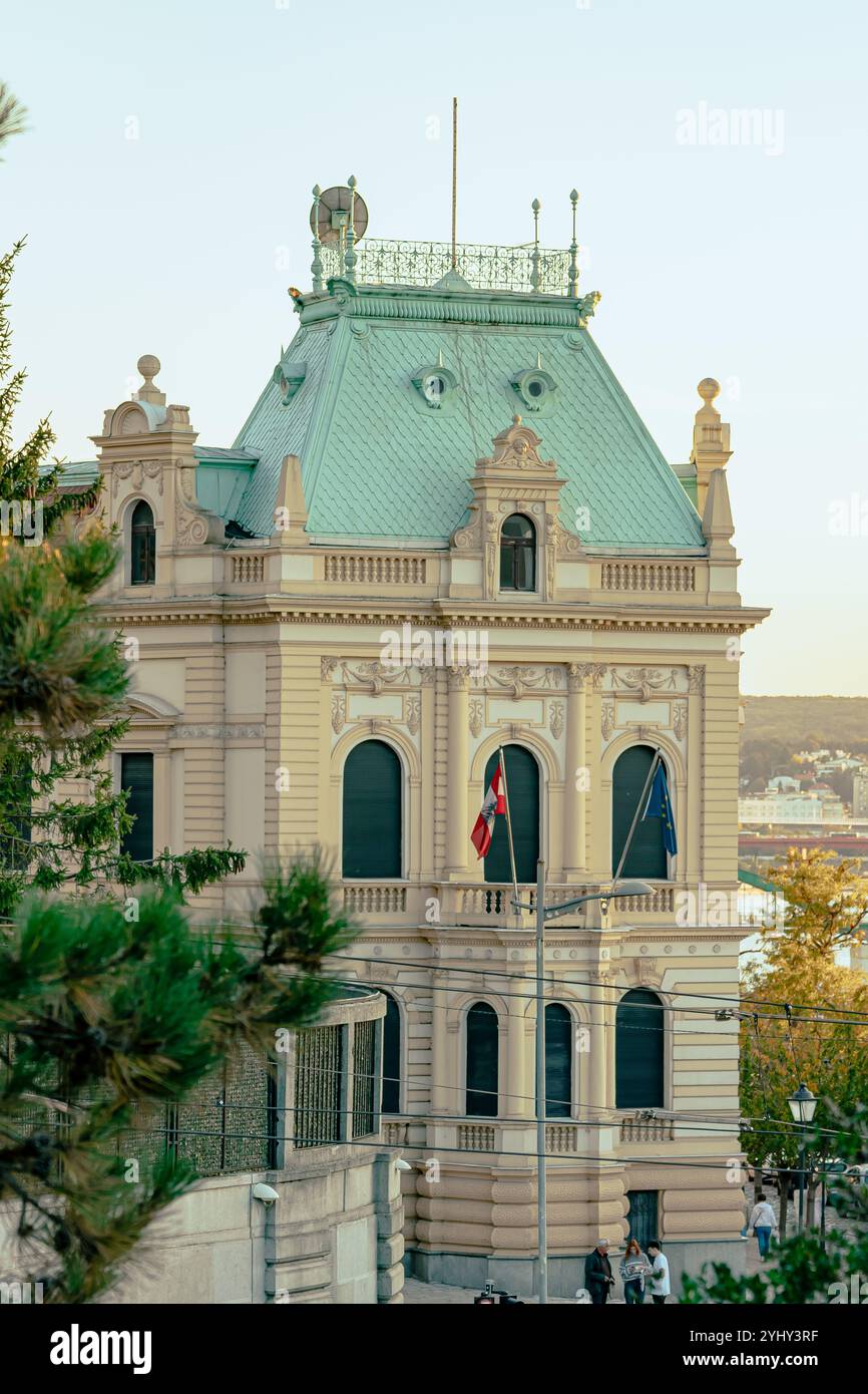 Élégant bâtiment d'angle avec une architecture classique contre un ciel bleu clair à Belgrade, Serbie. Parfait pour le design urbain, les voyages et le con historique Banque D'Images