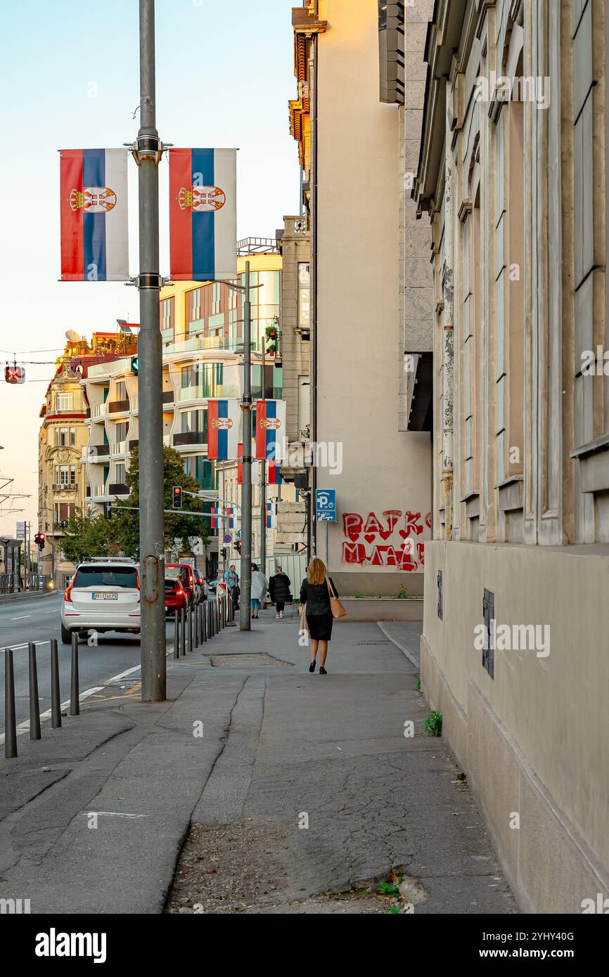 Élégant bâtiment d'angle avec une architecture classique contre un ciel bleu clair à Belgrade, Serbie. Parfait pour le design urbain, les voyages et le con historique Banque D'Images