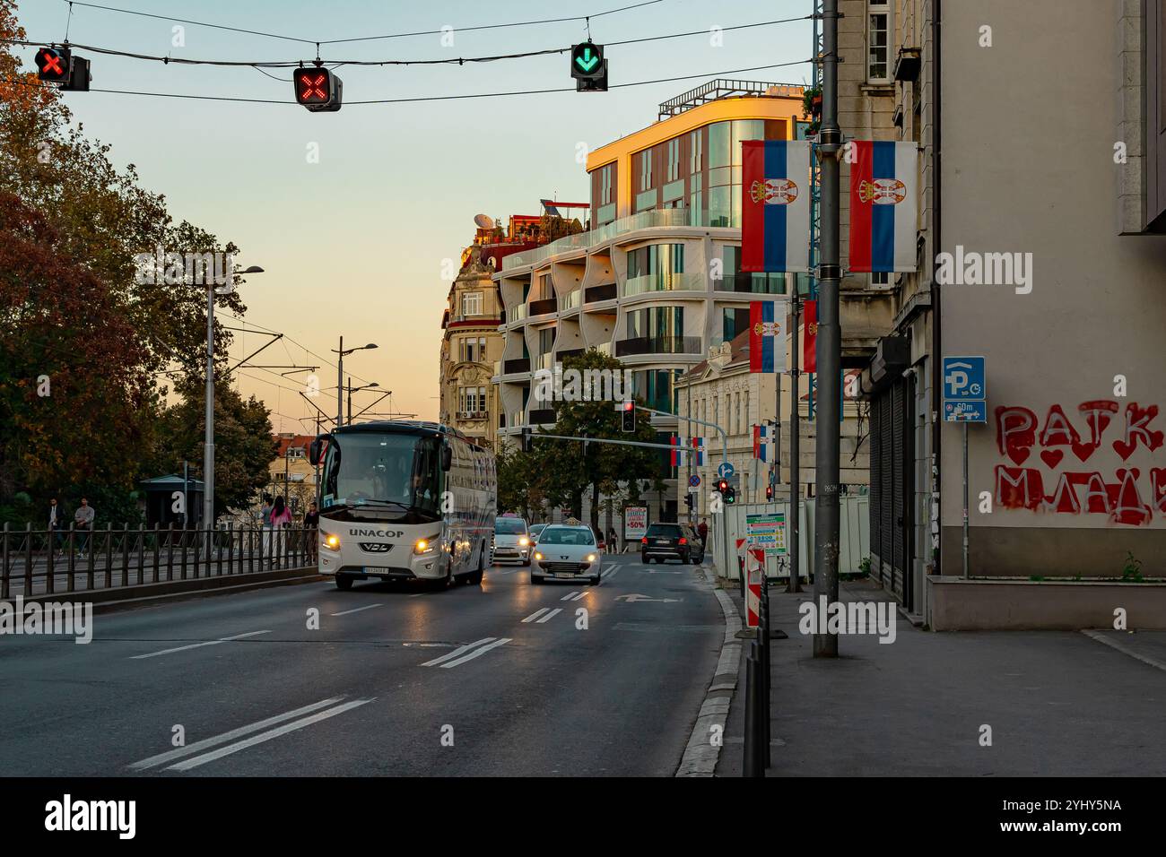 Élégant bâtiment d'angle avec une architecture classique contre un ciel bleu clair à Belgrade, Serbie. Parfait pour le design urbain, les voyages et le con historique Banque D'Images