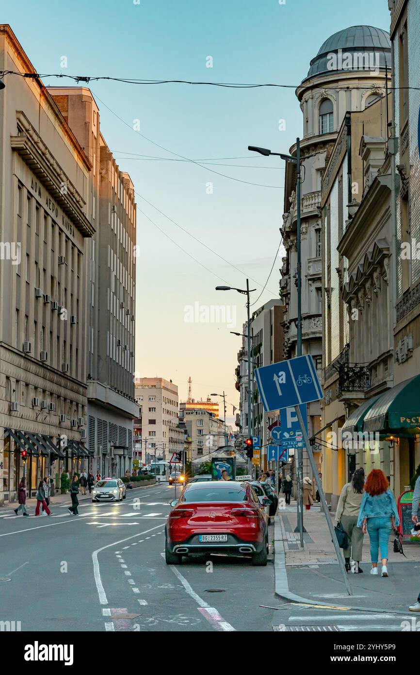 Élégant bâtiment d'angle avec une architecture classique contre un ciel bleu clair à Belgrade, Serbie. Parfait pour le design urbain, les voyages et le con historique Banque D'Images