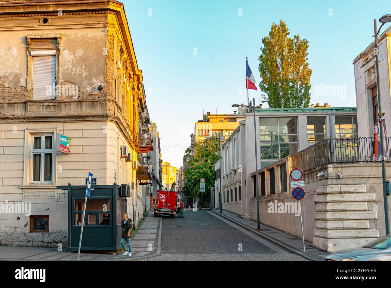 Élégant bâtiment d'angle avec une architecture classique contre un ciel bleu clair à Belgrade, Serbie. Parfait pour le design urbain, les voyages et le con historique Banque D'Images