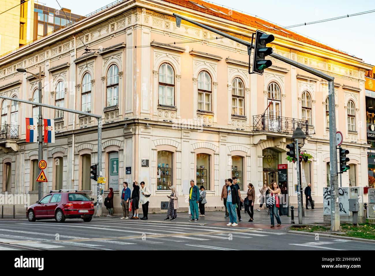 Élégant bâtiment d'angle avec une architecture classique contre un ciel bleu clair à Belgrade, Serbie. Parfait pour le design urbain, les voyages et le con historique Banque D'Images