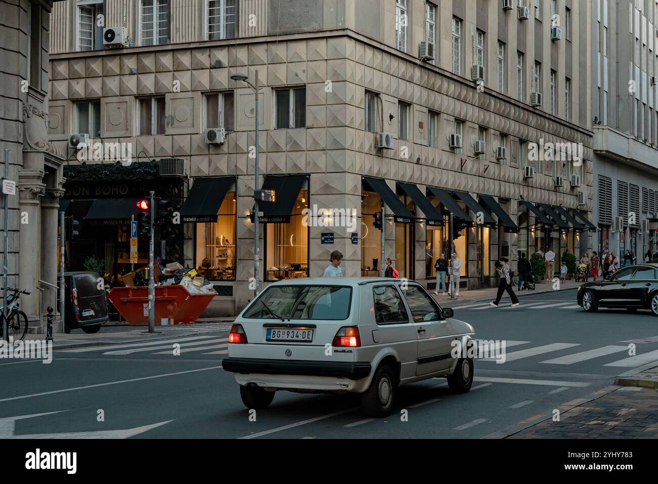 Élégant bâtiment d'angle avec une architecture classique contre un ciel bleu clair à Belgrade, Serbie. Parfait pour le design urbain, les voyages et le con historique Banque D'Images