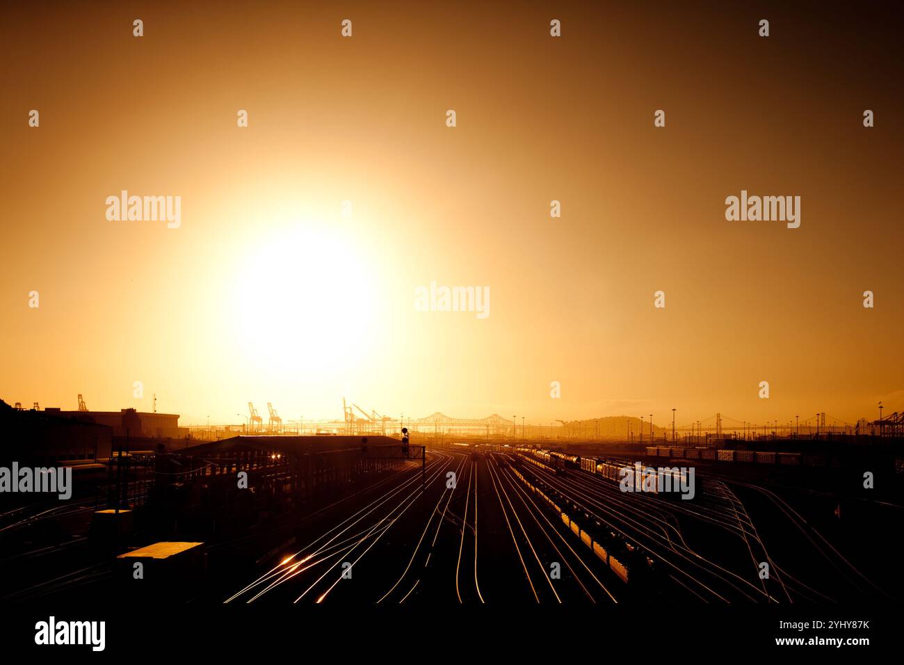 vue aérienne d'une fin d'après-midi avec soleil brûlant, paysage urbain de la gare, avec voies ferrées Banque D'Images