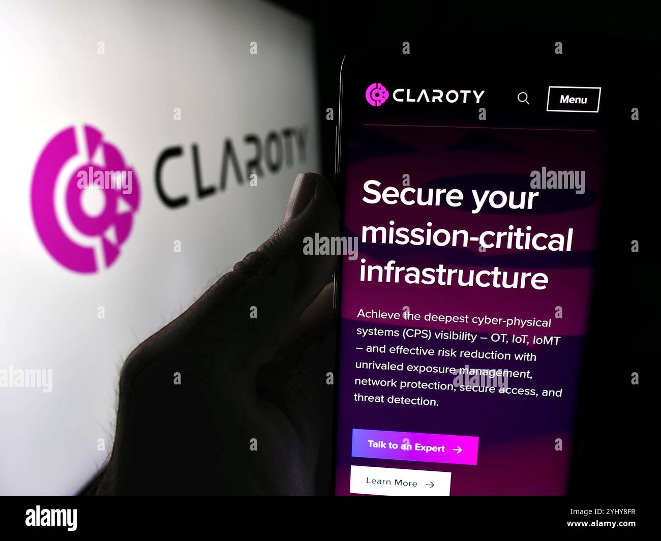 Allemagne. 12 juillet 2024. Dans cette illustration photo, une personne tient un smartphone avec le site Web de la société de cybersécurité Claroty Ltd devant le logo de l'entreprise. Crédit : SOPA images Limited/Alamy Live News Banque D'Images