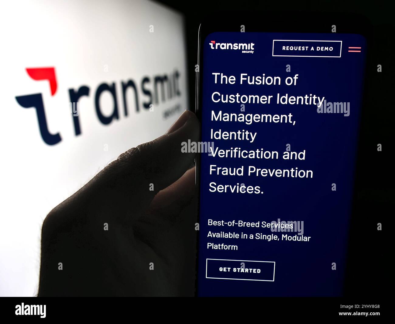Allemagne. 10 juillet 2024. Dans cette illustration photo, une personne tient un smartphone avec la page Web de la société de cybersécurité Transmit Security Inc devant le logo. Crédit : SOPA images Limited/Alamy Live News Banque D'Images