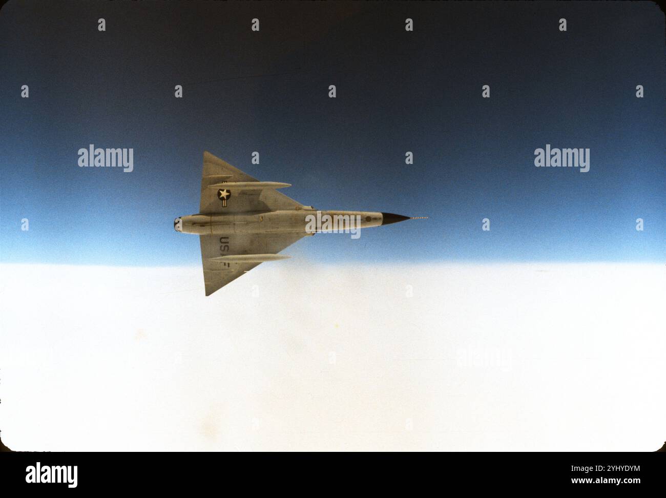 Photo aérienne du 318 FIS F-106B montrant le dessous de l'aile delta, du crochet arrière et des réservoirs d'aile. En route vers la base aérienne de Tyndall pour combat Archer, mai 1974. Banque D'Images