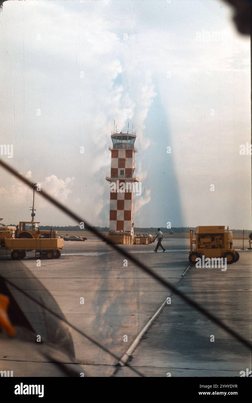 Tour Tyndall AFB, rampe, ÂGE (équipement aérospatial au sol : unités d'éclairage portatives, chariot compresseur haute pression), jusqu'au pare-brise F-106, mai 1974. Banque D'Images