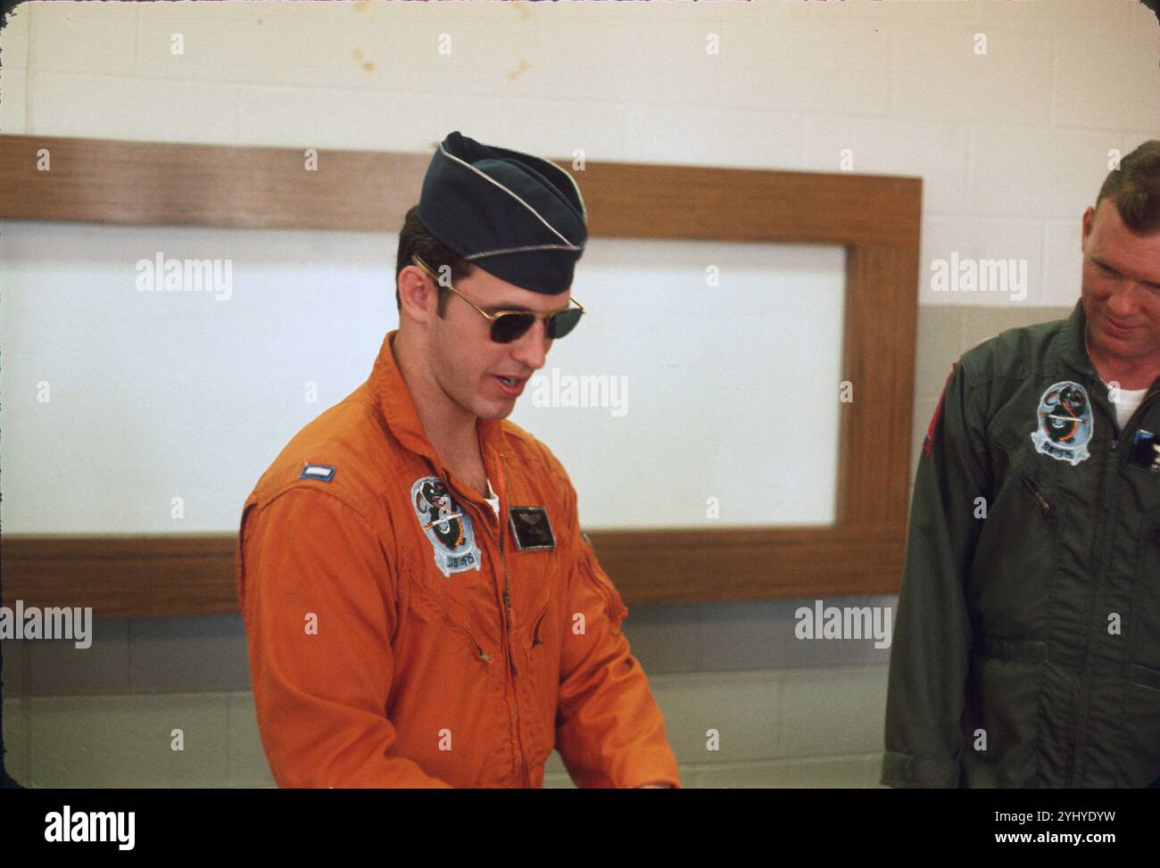 Le pilote de chasse du 318th FIS F-106 (ID disponible sur demande) rend compte de sa mission de qualification de l'avion ATR-2A à l'officier des opérations. Tyndall AFB, FL mai 1974. Banque D'Images