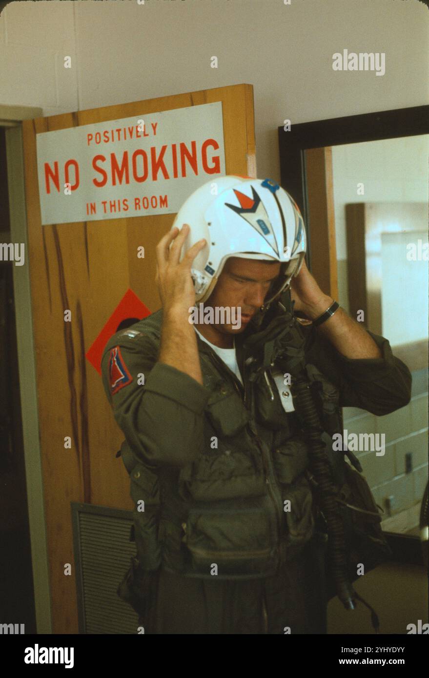 Le pilote de chasse du 318th FIS F-106 (ID disponible sur demande) porte un casque avant un vol de qualification du système d'armes ATR-2A à la base aérienne de Tyndall, mai 1974. Banque D'Images