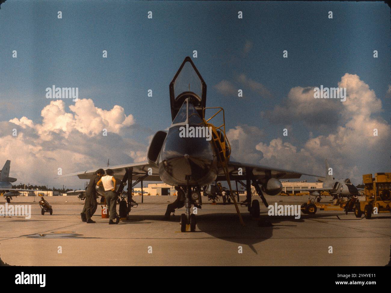 Le pilote (probablement en train de lire 781) s'appuie sur le char de chute tout en parlant avec le chef d'équipage avant le vol d'évaluation du système d'armes du F-106A. Tyndall AFB, mai 1974. Banque D'Images
