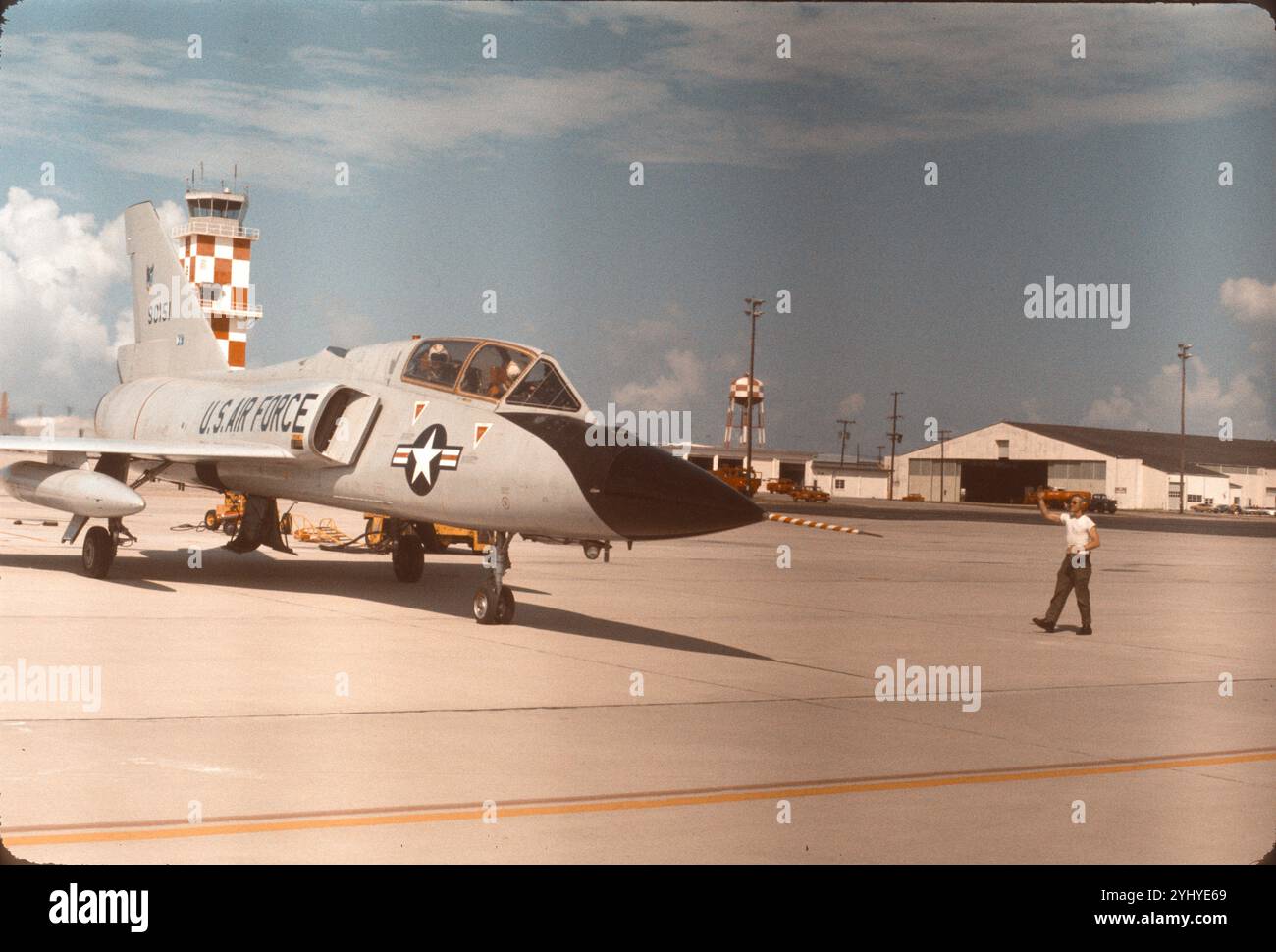 Le chef d'équipage marshalls 318th FIS F-106B pilote hors des cales lors d'un vol WSEP ATR-2A combat Archer à Tyndall AFB, mai 1974. Banque D'Images