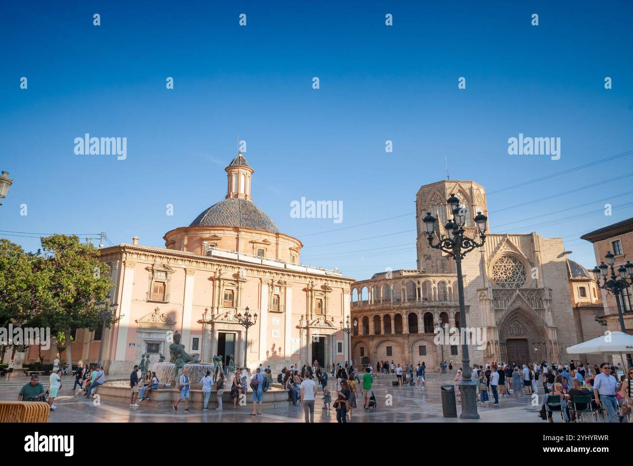 VALENCIA, ESPAGNE - 13 OCTOBRE 2024 : Plaza de la Virgen à Valence avec la Fontaine Turia au premier plan. Derrière elle se dresse la basilique de notre garçon Banque D'Images