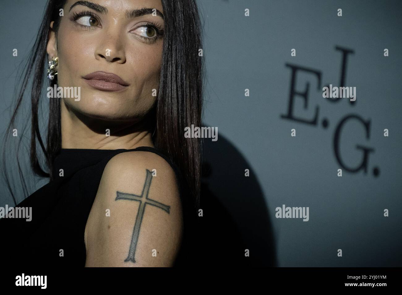 Londres, Royaume-Uni. 12 novembre 2024. Elodie Di Patrizi, connue professionnellement comme simplement Elodie est une chanteuse, actrice et mannequin italienne, arrive pour le dévoilement du calendrier Pirelli 2025 par le photographe Ethan James Green au Muséum d'histoire naturelle. Crédit : Guy Corbishley/Alamy Live News Banque D'Images