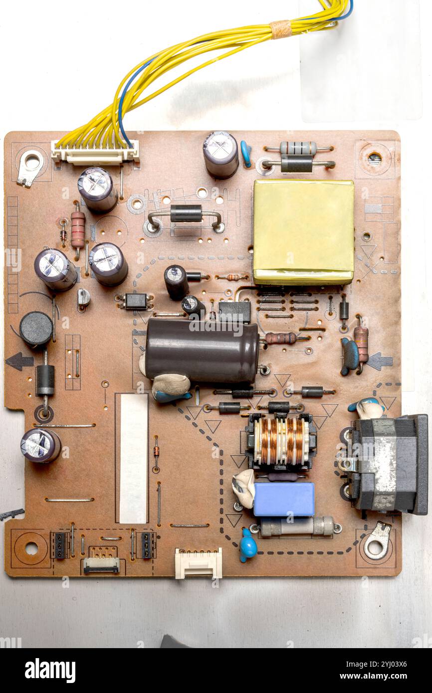 Vue rapprochée de la carte de circuit électronique avec des composants de micropuce, circuits intégrés, condensateurs, résistances et connexions électroniques. Techno Banque D'Images