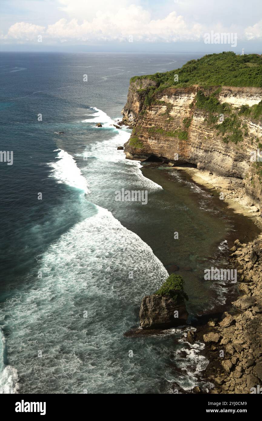 Falaise sur la plage d'Uluwatu à Uluwatu, Badung, Bali, Indonésie. Banque D'Images