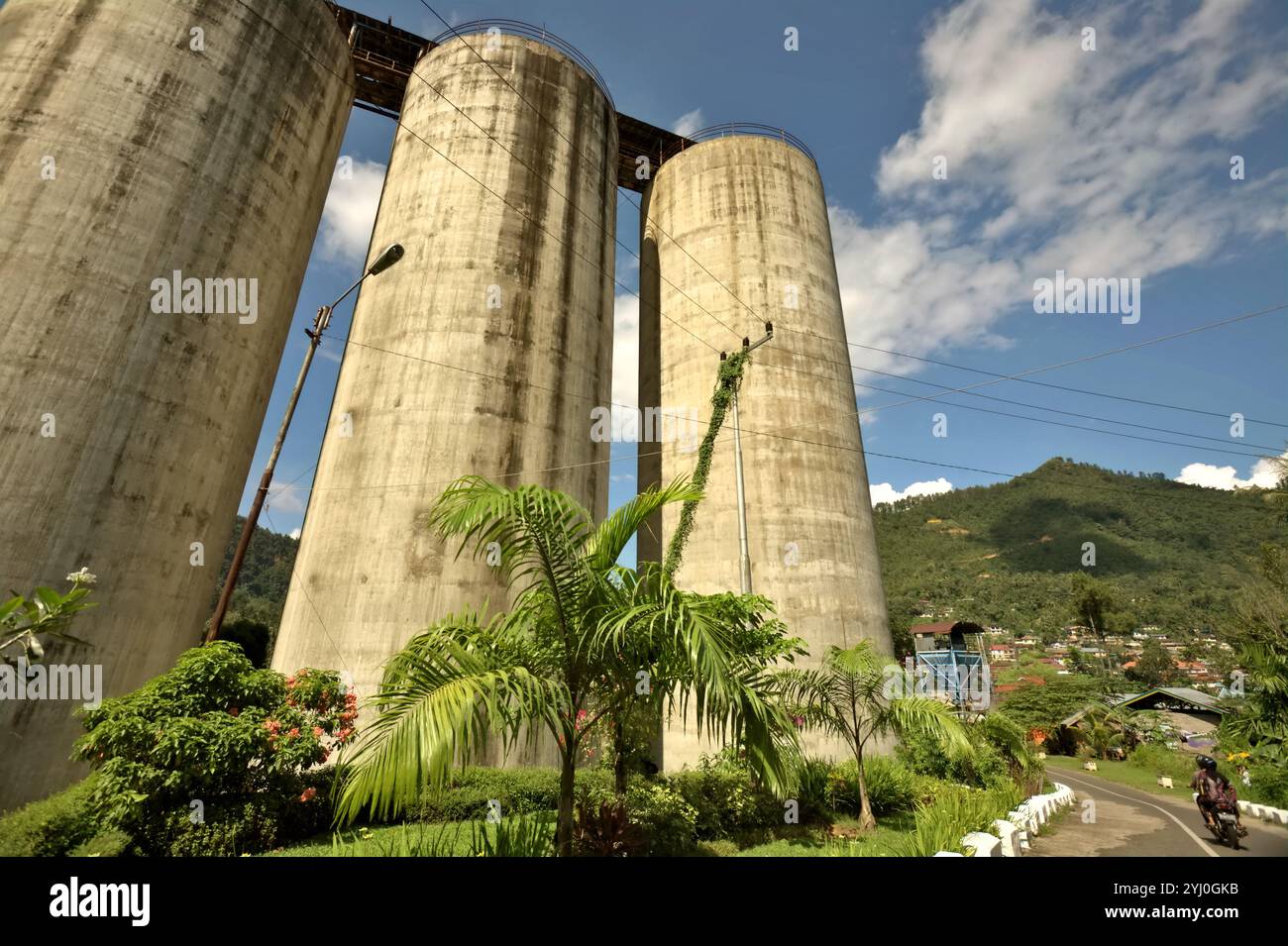 Silo de charbon à Sawahlunto, une ancienne ville d'extraction du charbon établie par les colonialistes néerlandais à la fin du 19th siècle à Sumatra Ouest, en Indonésie. Banque D'Images